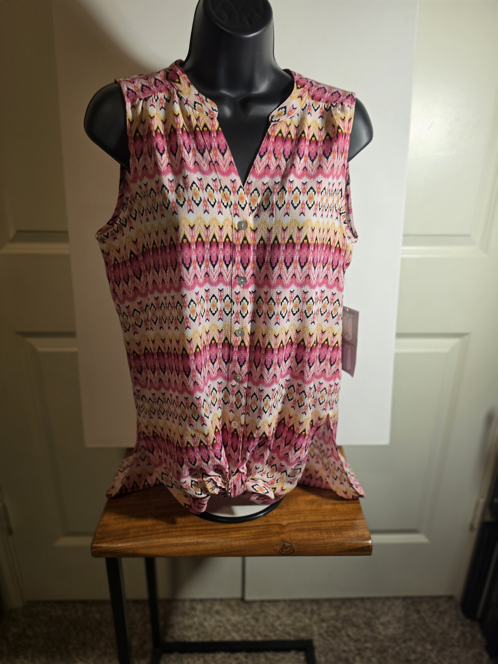 The fig and flower Pink Multi Geometric Chiffon V-Neck Sleeveless Blouse SMALL